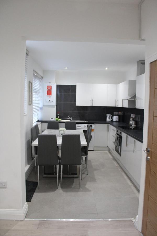 Beautiful, Spacious, Old Trafford Home Manchester Bagian luar foto